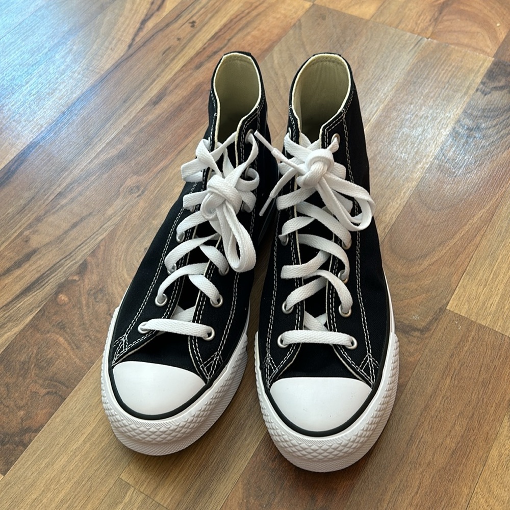 Convert shoes. Kid size 6. Never worn. No mark